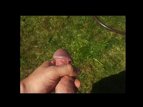 ❤️ A guapa quente recibe o seu coño rosa fodido e corre cun chorro nun xardín de verán ️ Super porno en nós ﹏