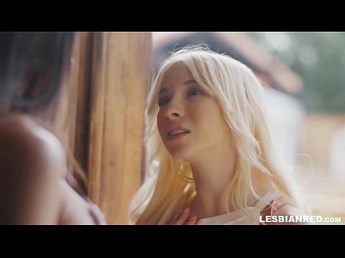 ❤️ A nena chega a casa uns meses despois e acaba comendo o coño da súa madrastra ️ Super porno en nós ﹏